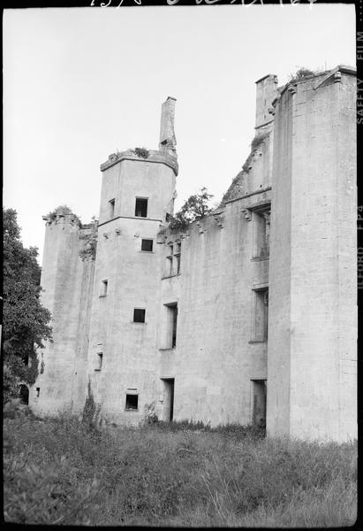 Corps de logis en ruines