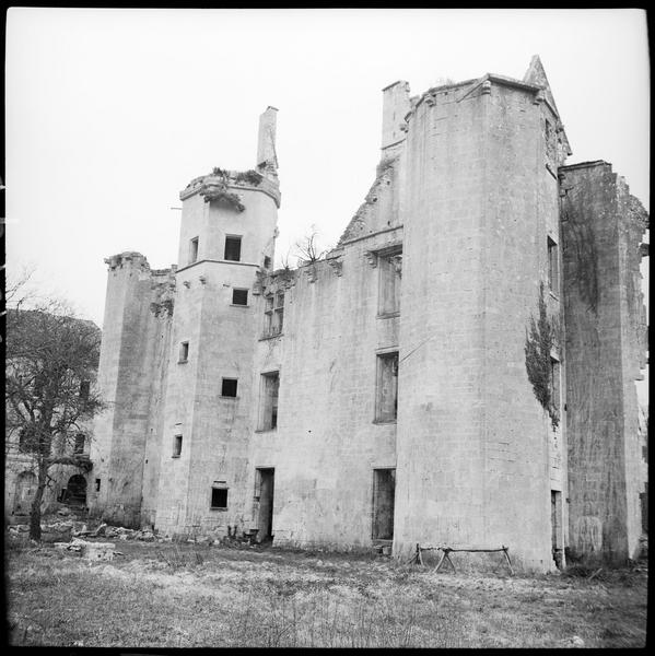 Corps de logis en ruines