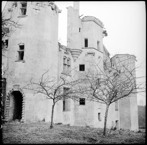 Corps de logis en ruines