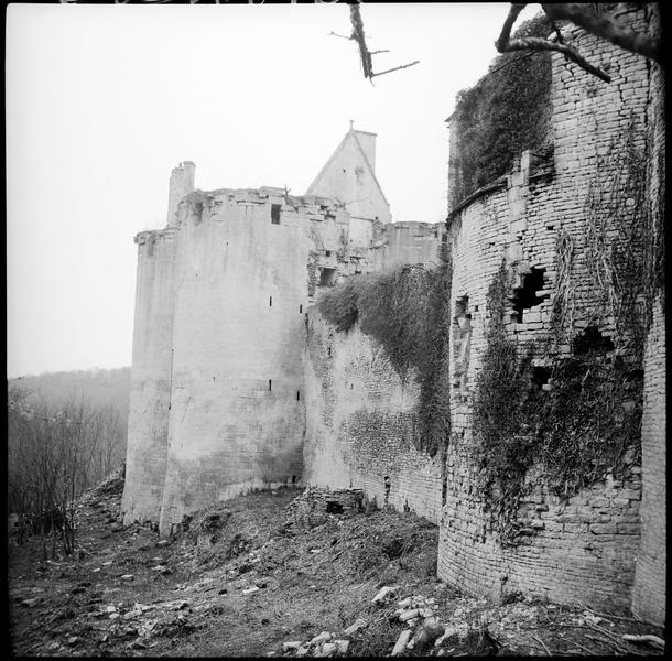 Enceinte et tours en ruines