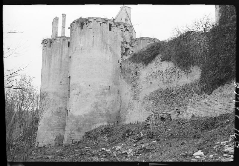 Enceinte et tours en ruines