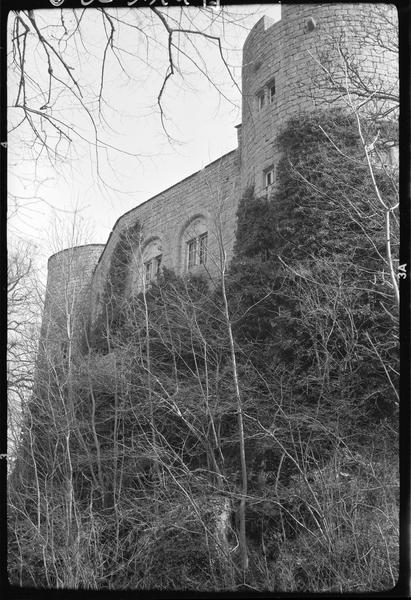 Enceinte et tours depuis les fossés