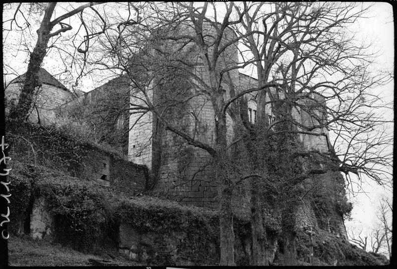 Enceinte et tours depuis les fossés