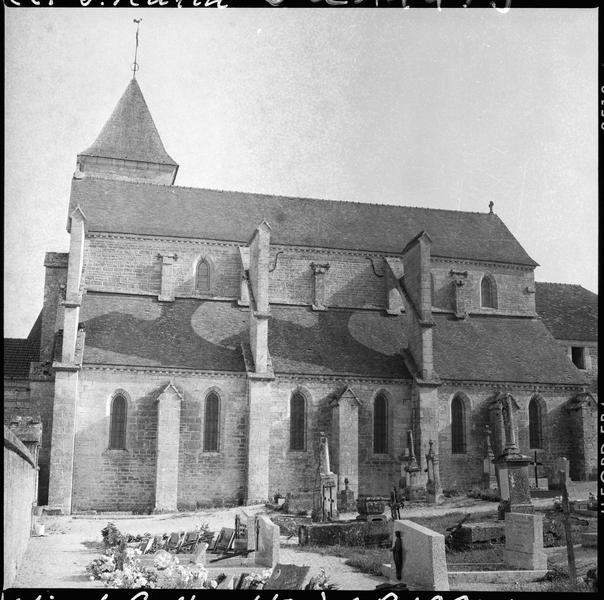 Façade sud, cimetière au premier plan