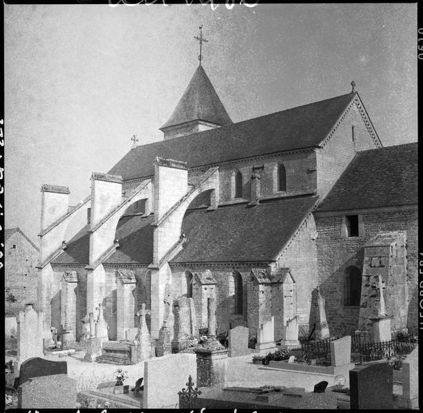 Façade sud, cimetière au premier plan