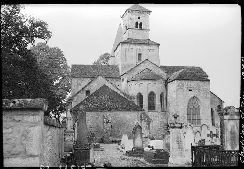 Ensemble est et clocher, cimetière au premier plan