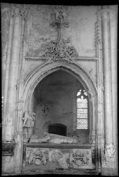 Chapelle : enfeu avec gisants de Jean de Vienne et sa femme