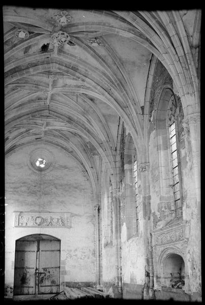 Chapelle, intérieur : la nef vers l'entrée