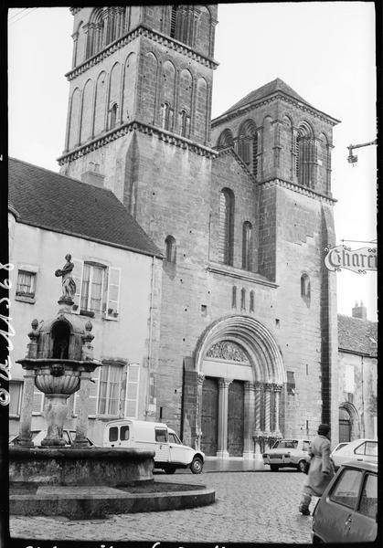 Façade ouest sur une place, fontaine