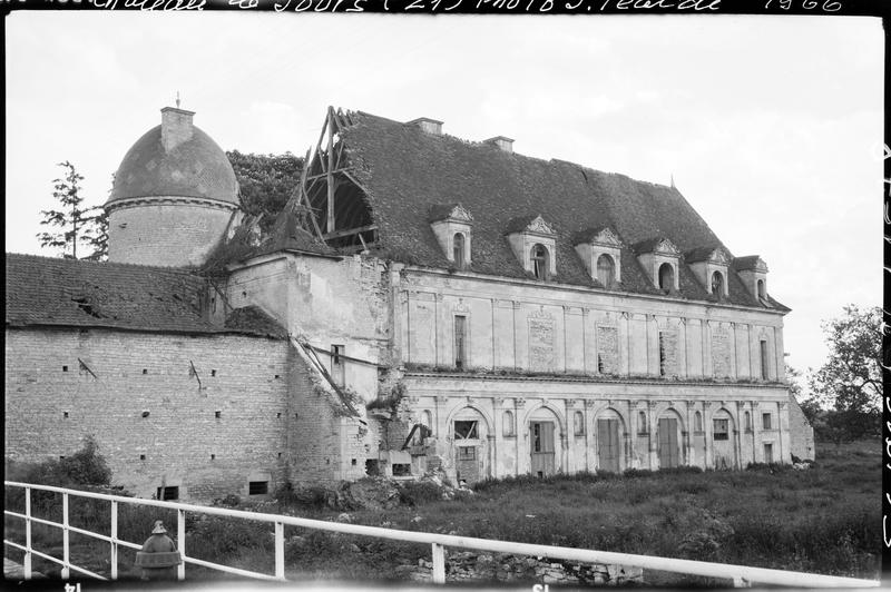 Façade sud, toiture endommagée