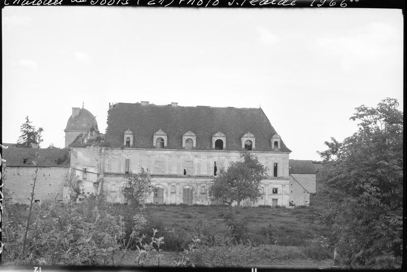 Façade sud, toiture endommagée