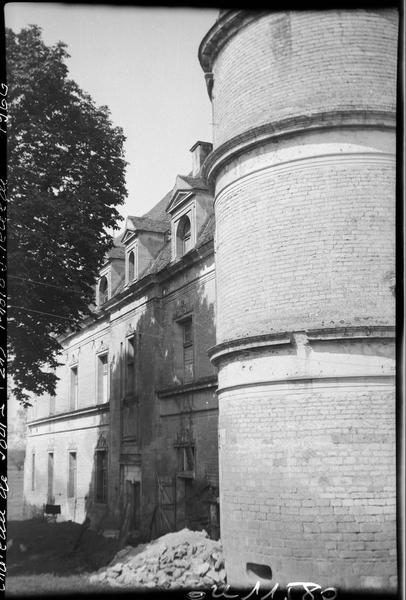 Façade nord et tour vus en perspective