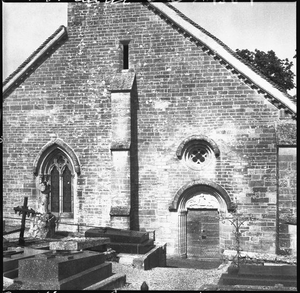 Façade ouest, cimetière au premier plan