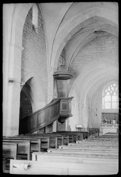 Intérieur : la nef vers le choeur