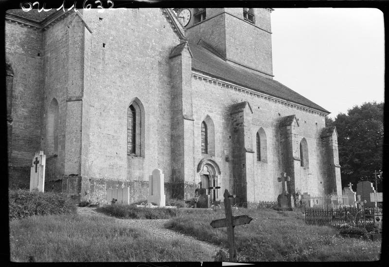 Façade nord, cimetière au premier plan