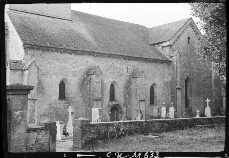 Façade sud, cimetière au premier plan