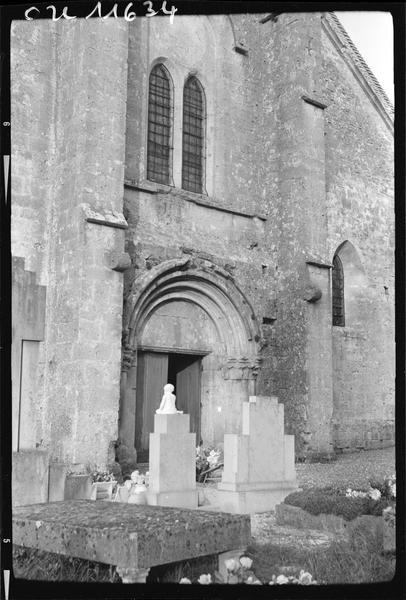 Façade ouest, cimetière au premier plan