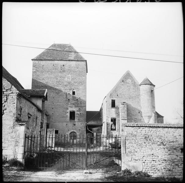 Ensemble sur cour, grille d'entrée