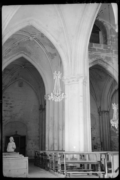 Intérieur : la nef vers l'entrée