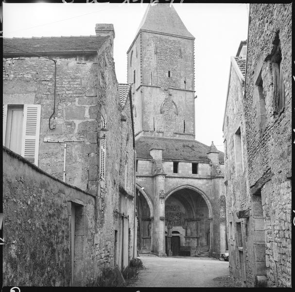 Clocher-porche depuis une rue