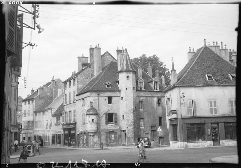 Façade à tourelle sur rue