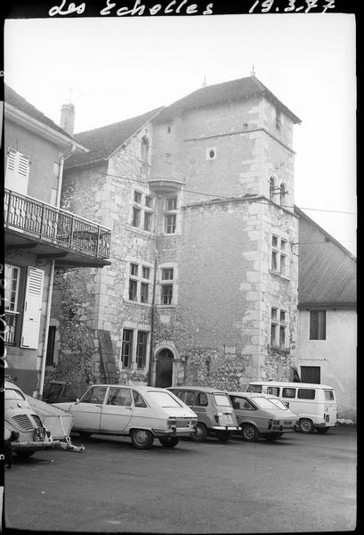 Façades sur une rue animée