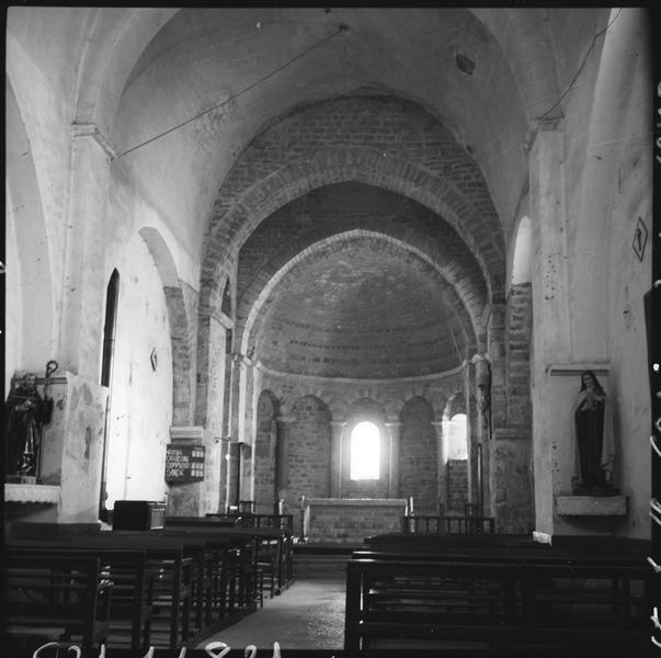 Intérieur : la nef vers le choeur