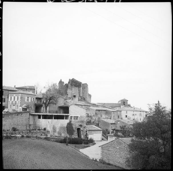 Ensemble des ruines depuis le village