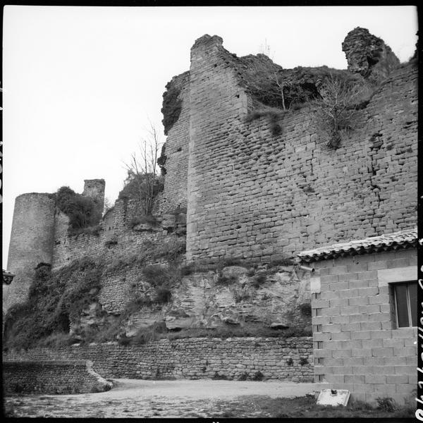 Enceinte en ruine depuis une maison