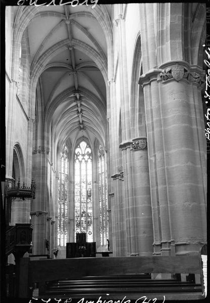 Intérieur de l'église : la nef vers le choeur