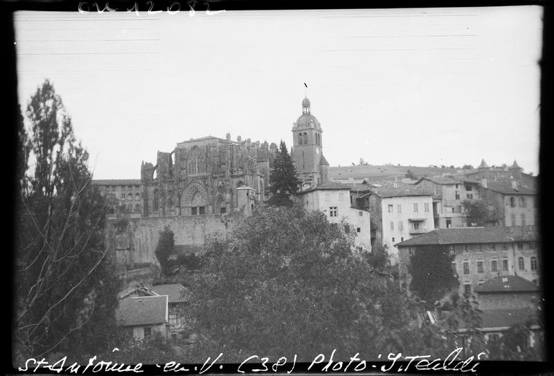 Ensemble sud-ouest de l'église abbatiale, maisons environnantes