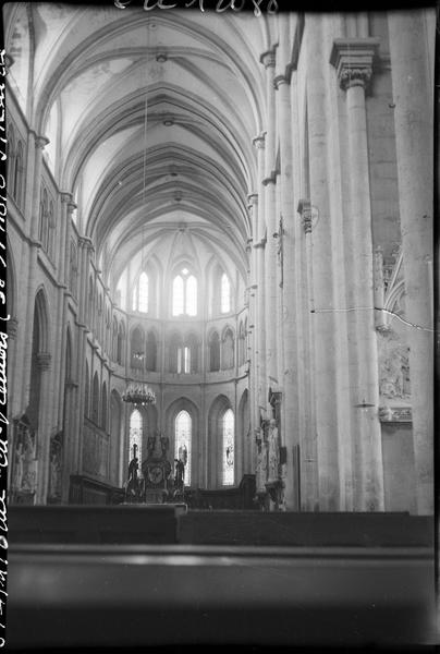 Intérieur de l'église : la nef vers le choeur