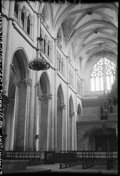 Intérieur de l'église : la nef vers l'entrée