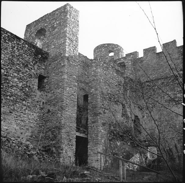 Enceinte en ruines sur cour intérieure