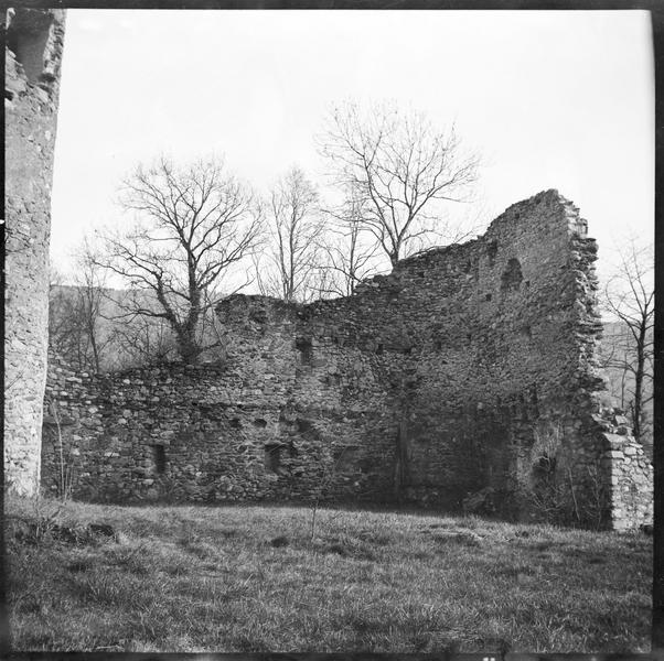 Enceinte en ruines, vue intérieure