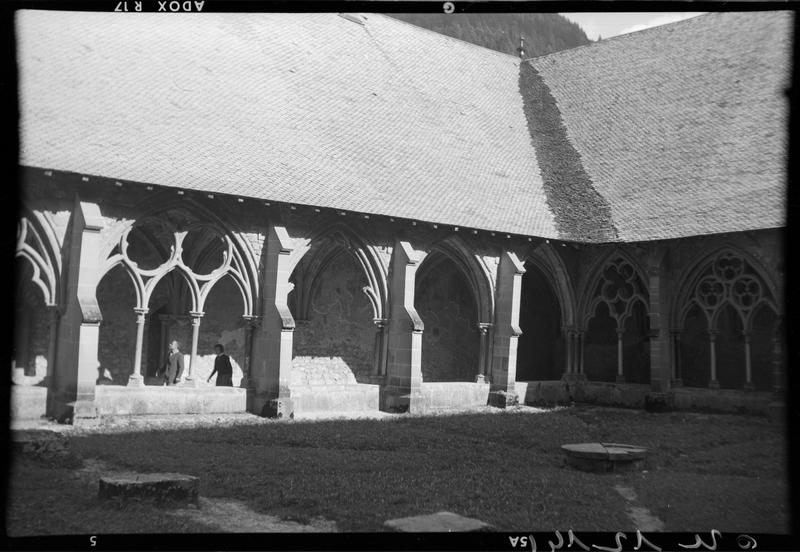 Cloître : galerie à arcades sur jardin