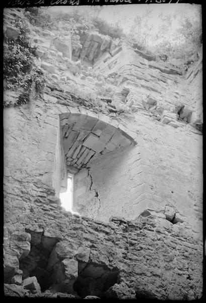 Tour en ruines : meurtrière de l'intérieur