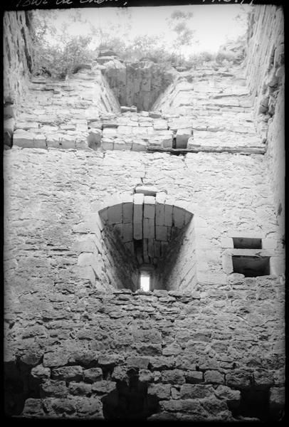 Tour en ruines : meurtrière de l'intérieur