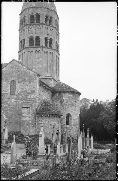 Ensemble sud-est et clocher, cimetière au premier plan