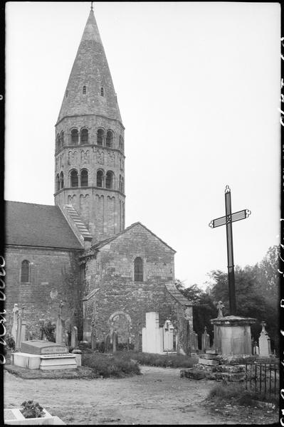 Façade sud et clocher, cimetière au premier plan