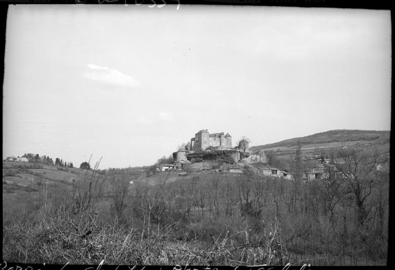 Vue éloignée de l'ensemble sur une colline