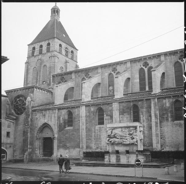 Clocher et façade de l'église