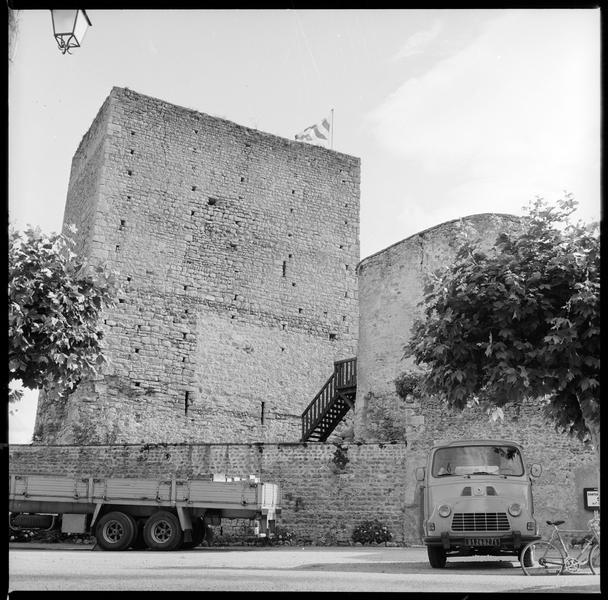 Donjon et enceinte depuis une rue