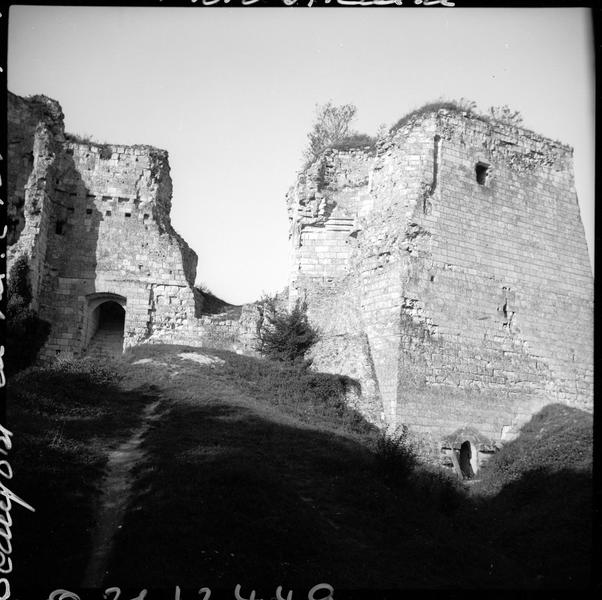 Tour et enceinte en ruines