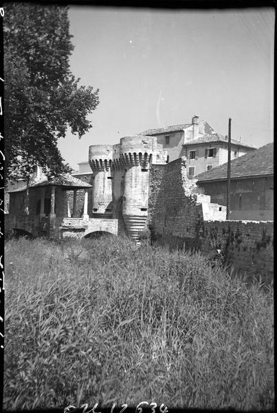 Porte de ville et le pont couvert