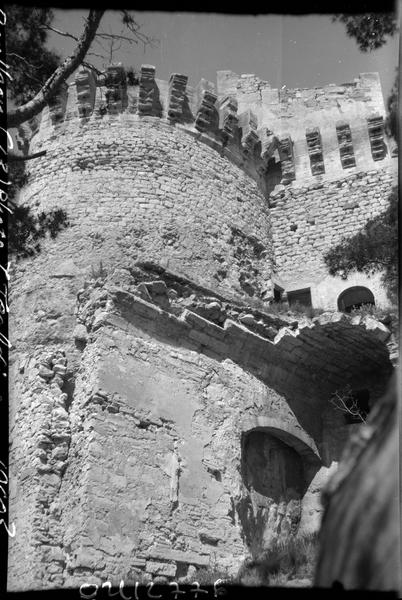 Tours crénelées en ruines