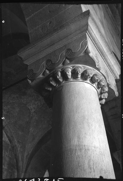 Intérieur : chapiteau sur colonne