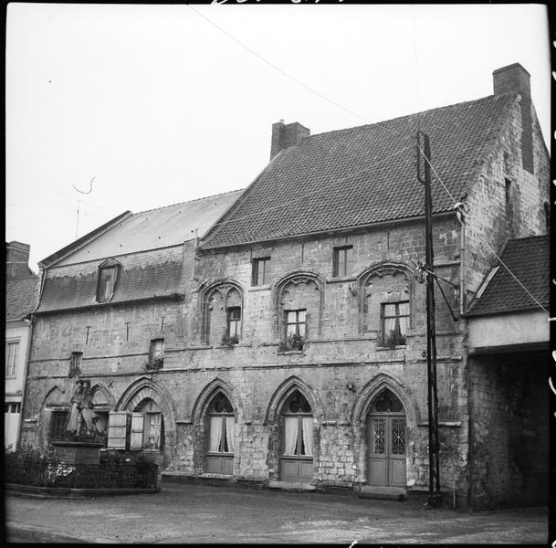 Façade sur une place