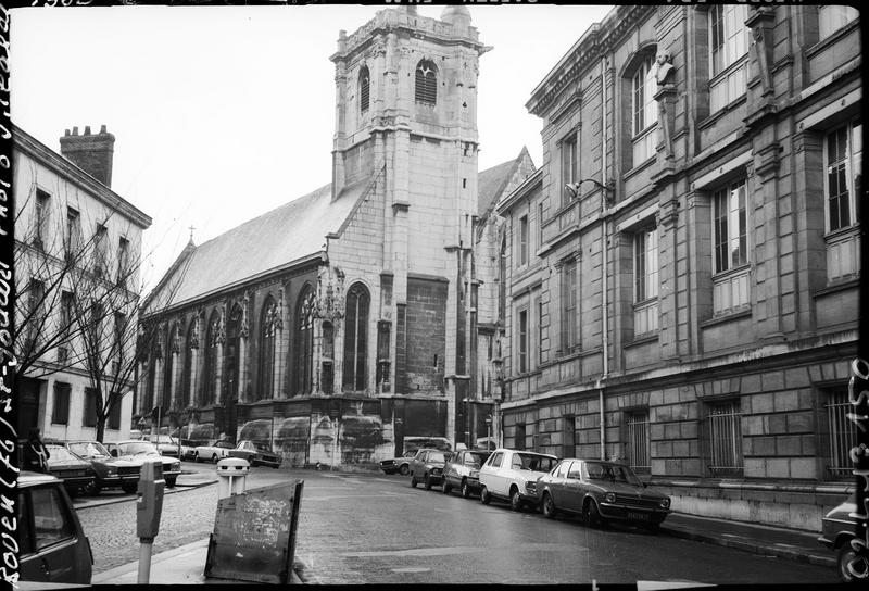 Ensemble nord-ouest depuis une rue animée