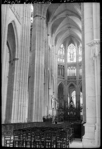 Intérieur : la nef vers le choeur